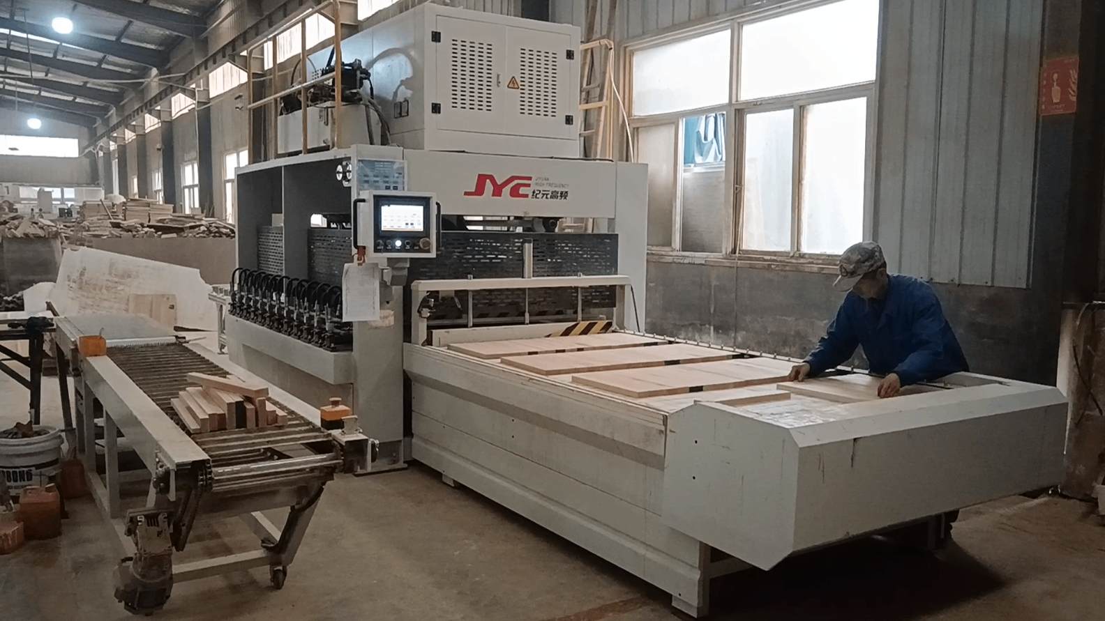 山東客戶-應用現(xiàn)場-高頻拼板機