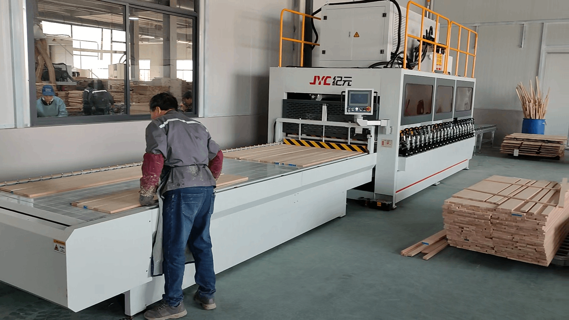 青島木業(yè)客戶(hù)-應(yīng)用現(xiàn)場(chǎng)-高頻拼板機(jī)