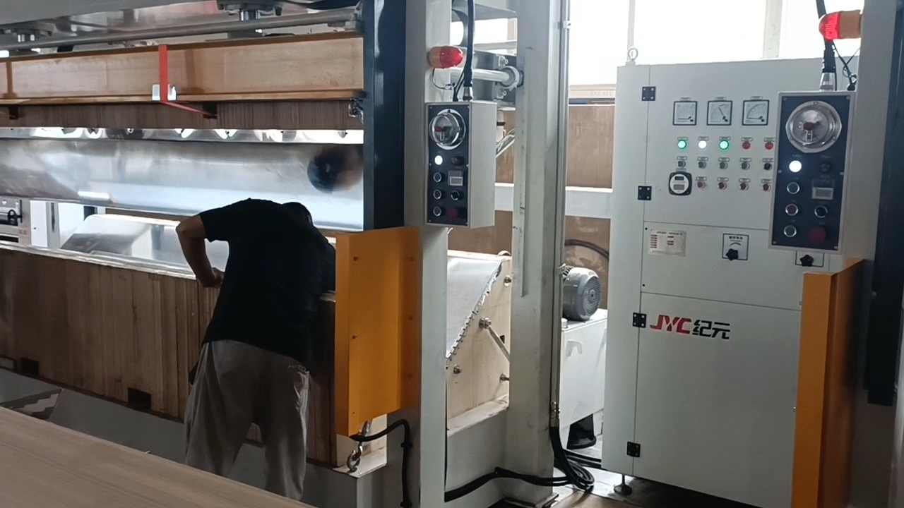 沈陽客戶-應(yīng)用現(xiàn)場-高頻弧形板壓機(jī)