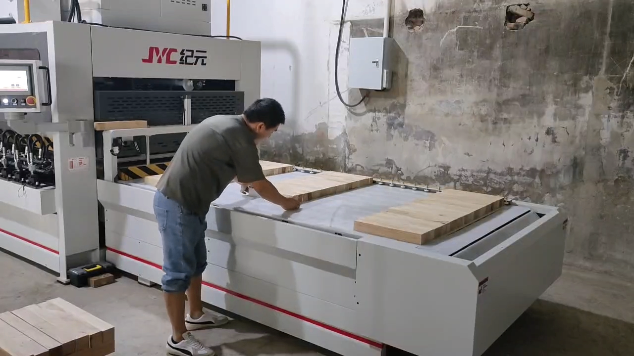 廊坊客戶-應(yīng)用現(xiàn)場-高頻拼板機(jī)