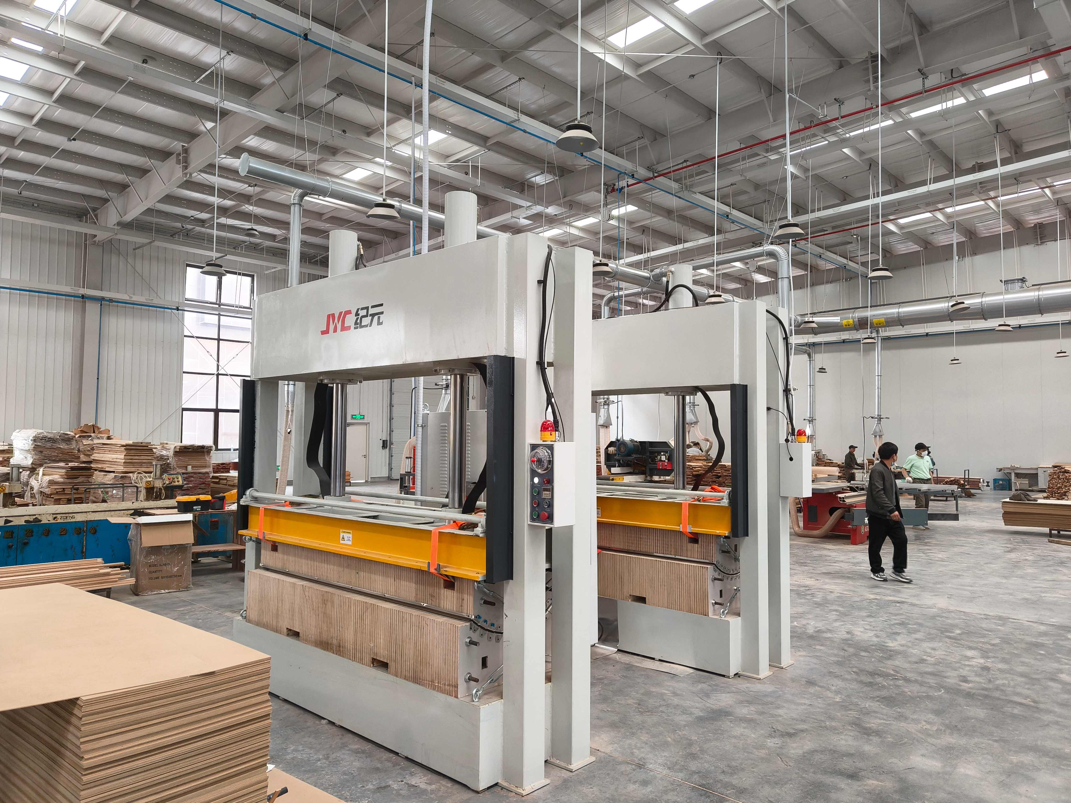 揚(yáng)州客戶-應(yīng)用現(xiàn)場-高頻弧形板壓機(jī)