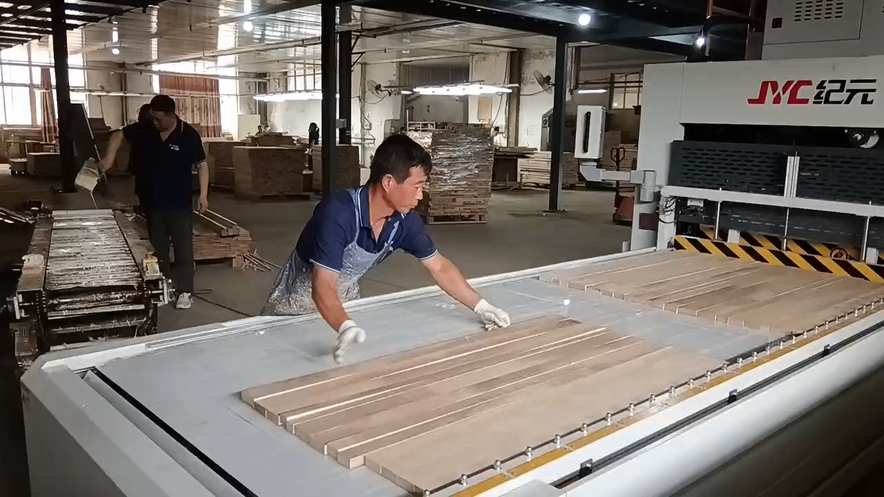 青島客戶-應用現場-高頻拼板機 青島客戶-應用現場-高頻拼板機
