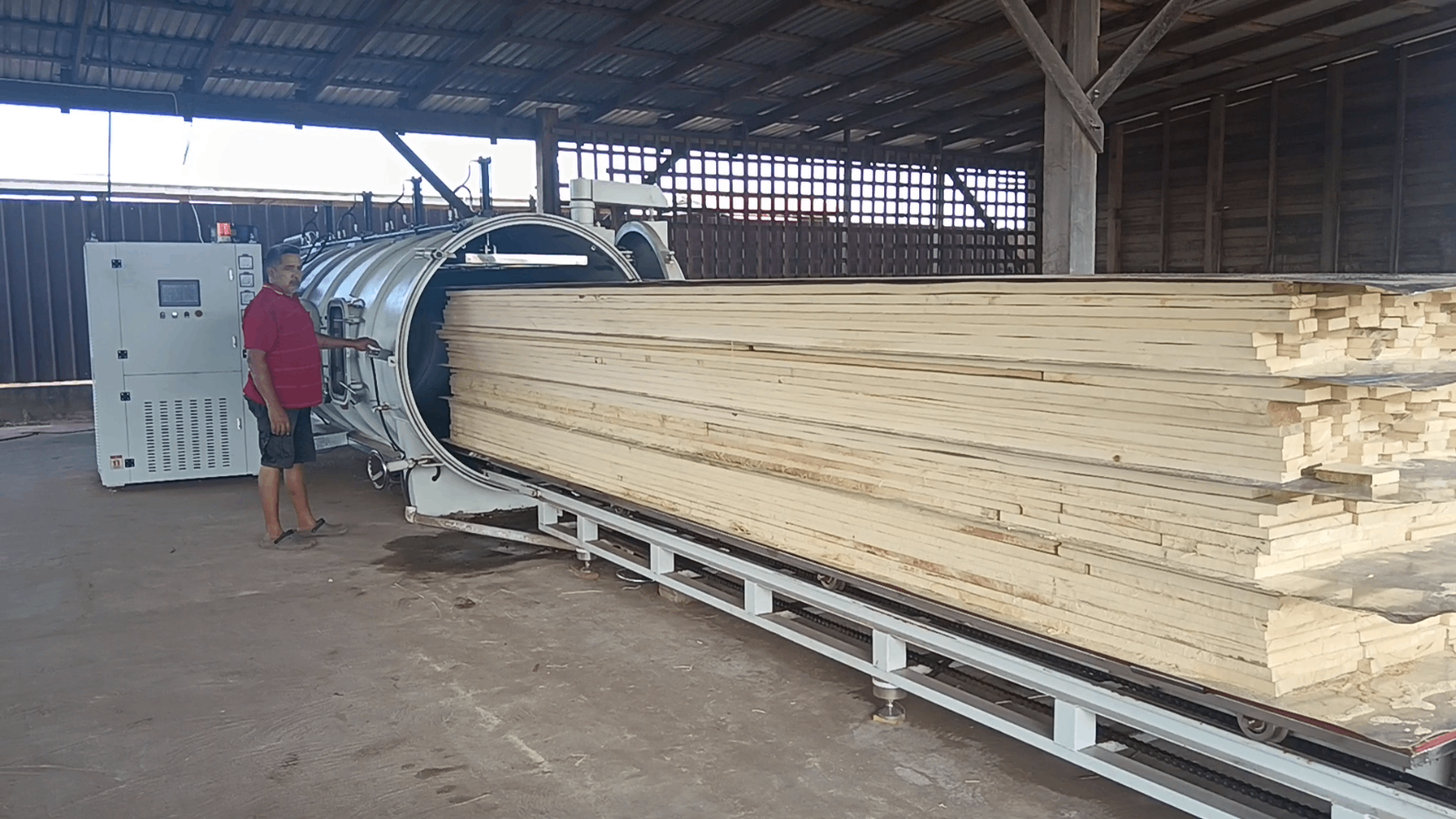 圭亞那客戶-應(yīng)用現(xiàn)場-高頻木材真空干燥機(jī)