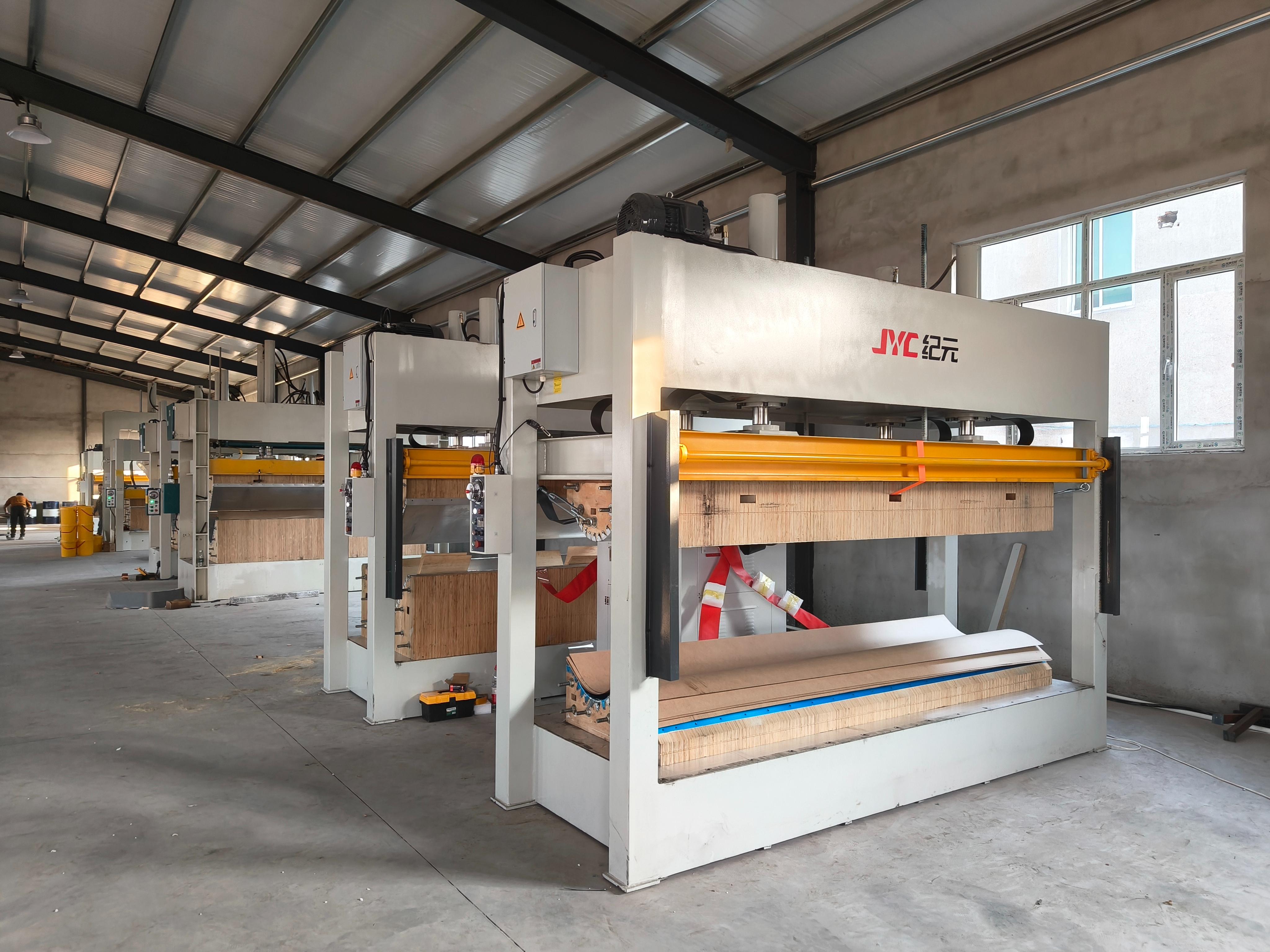 弧形板生產(chǎn)難題破解：紀(jì)元高頻彎曲木壓機(jī)保障高效穩(wěn)定輸出