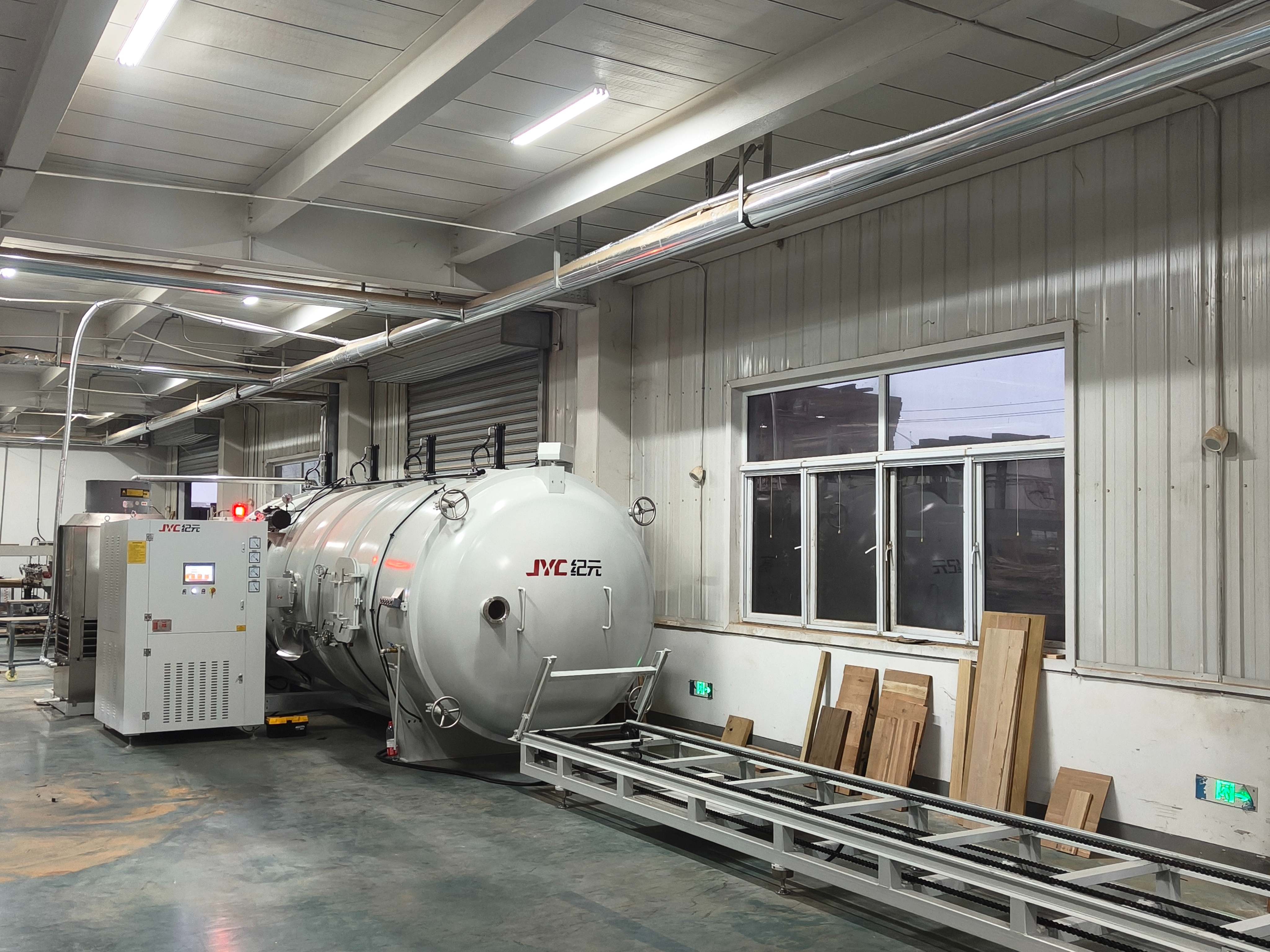 濟南客戶-應(yīng)用現(xiàn)場-高頻木材真空干燥機