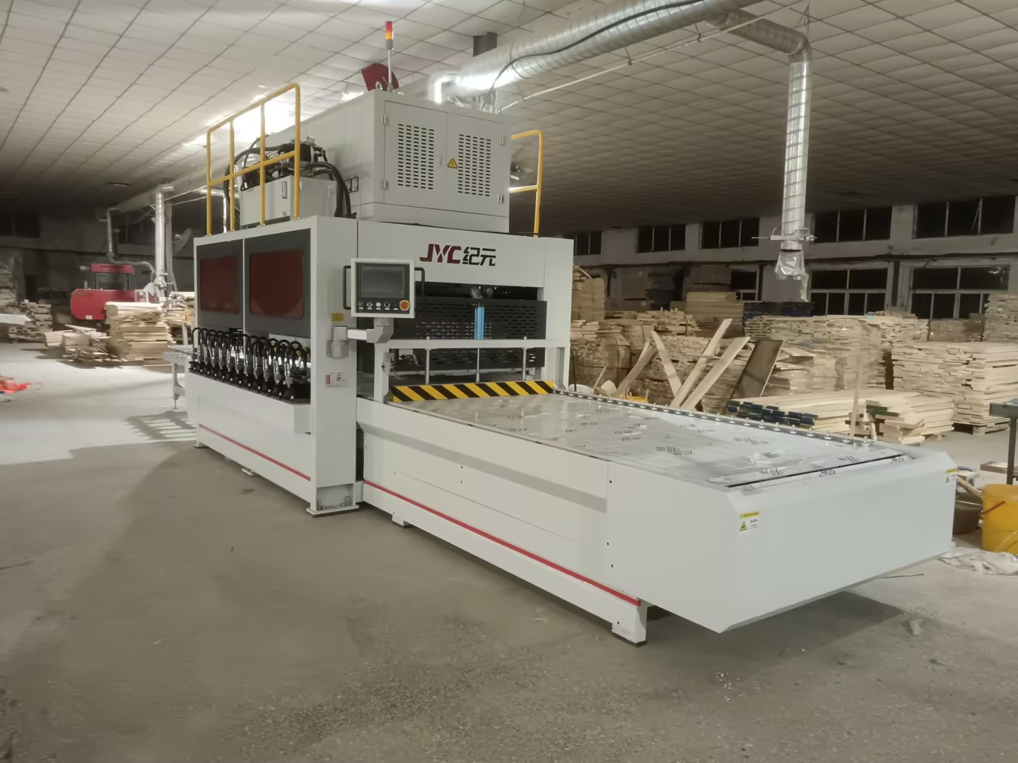 木工機械升級潮來襲！高頻拼板機為何成企業(yè)首選？