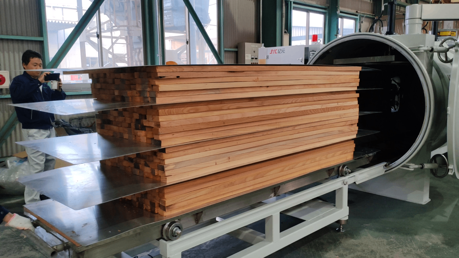 全自動高頻拼板機憑什么成為木材加工提質增效的核心利器？