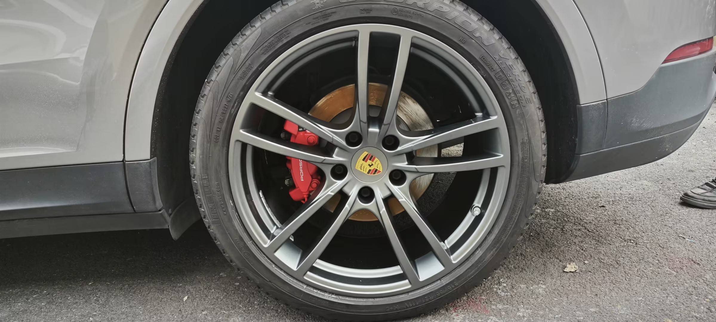 保時(shí)捷卡宴輪轂修復(fù)、卡鉗改色成功案例