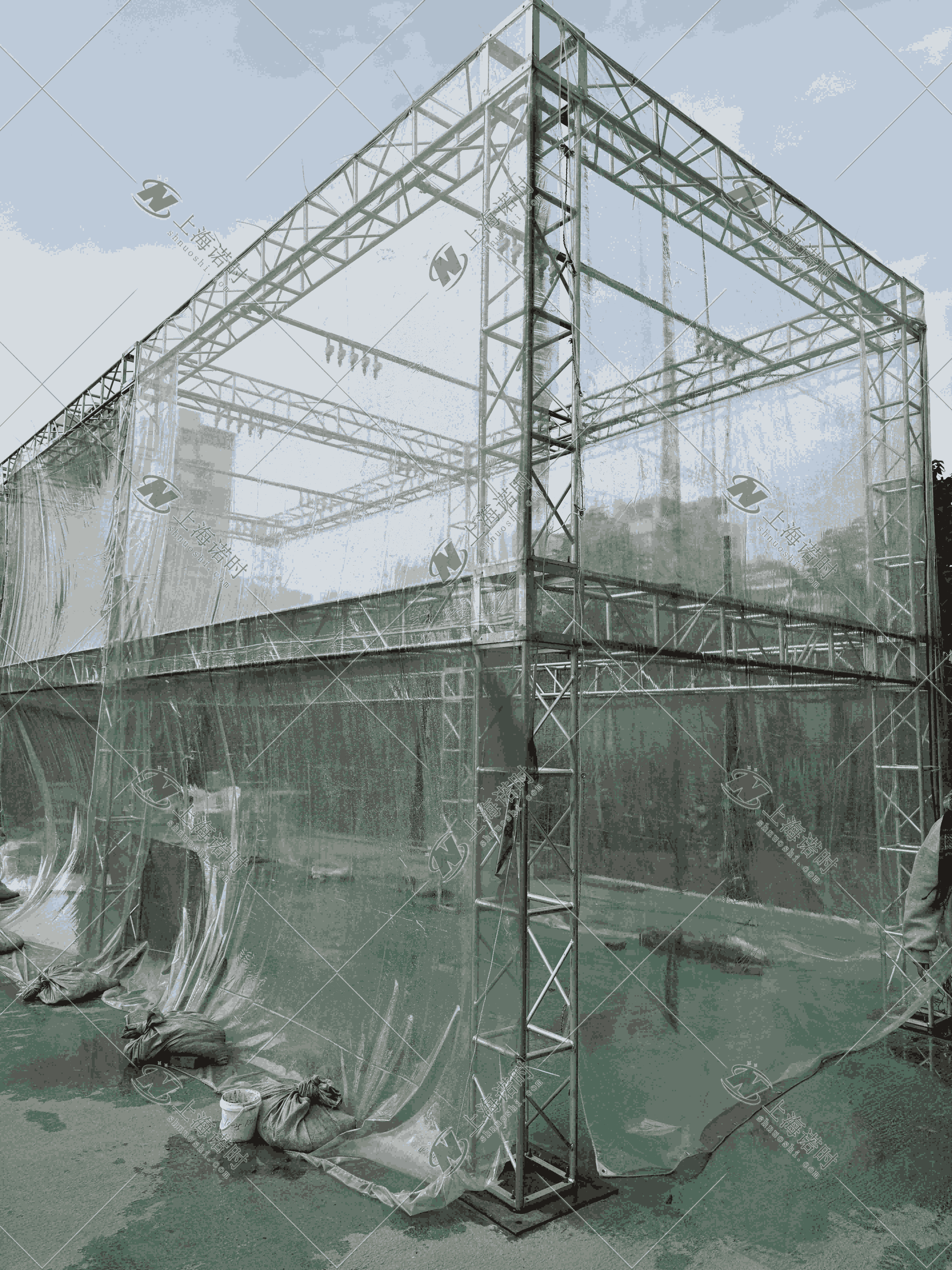 山東某高校井架式人工模擬降雨系統完工