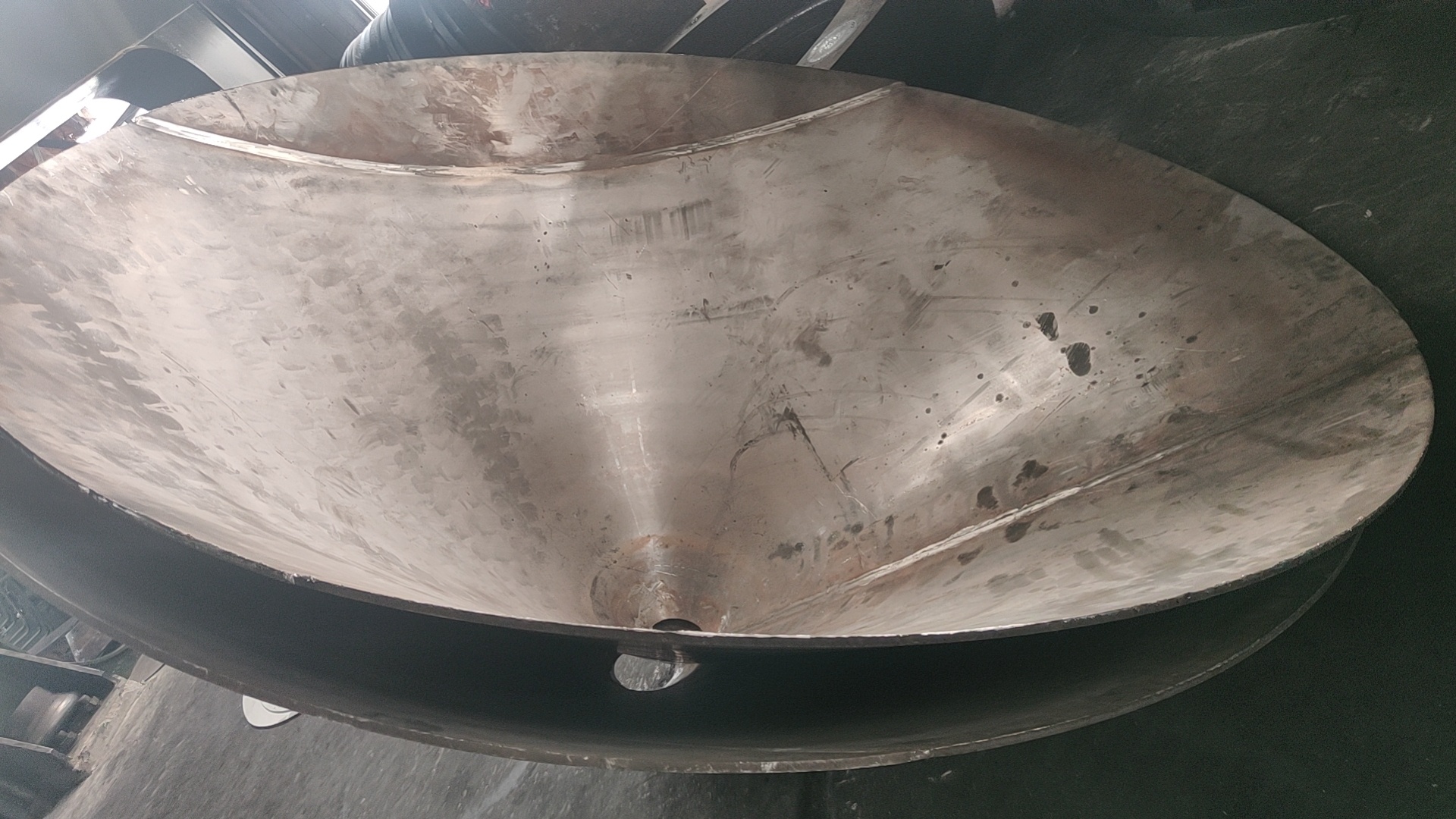 大口徑不銹鋼封頭市場(chǎng)爆發(fā)：多領(lǐng)域需求驅(qū)動(dòng)行業(yè)新增長