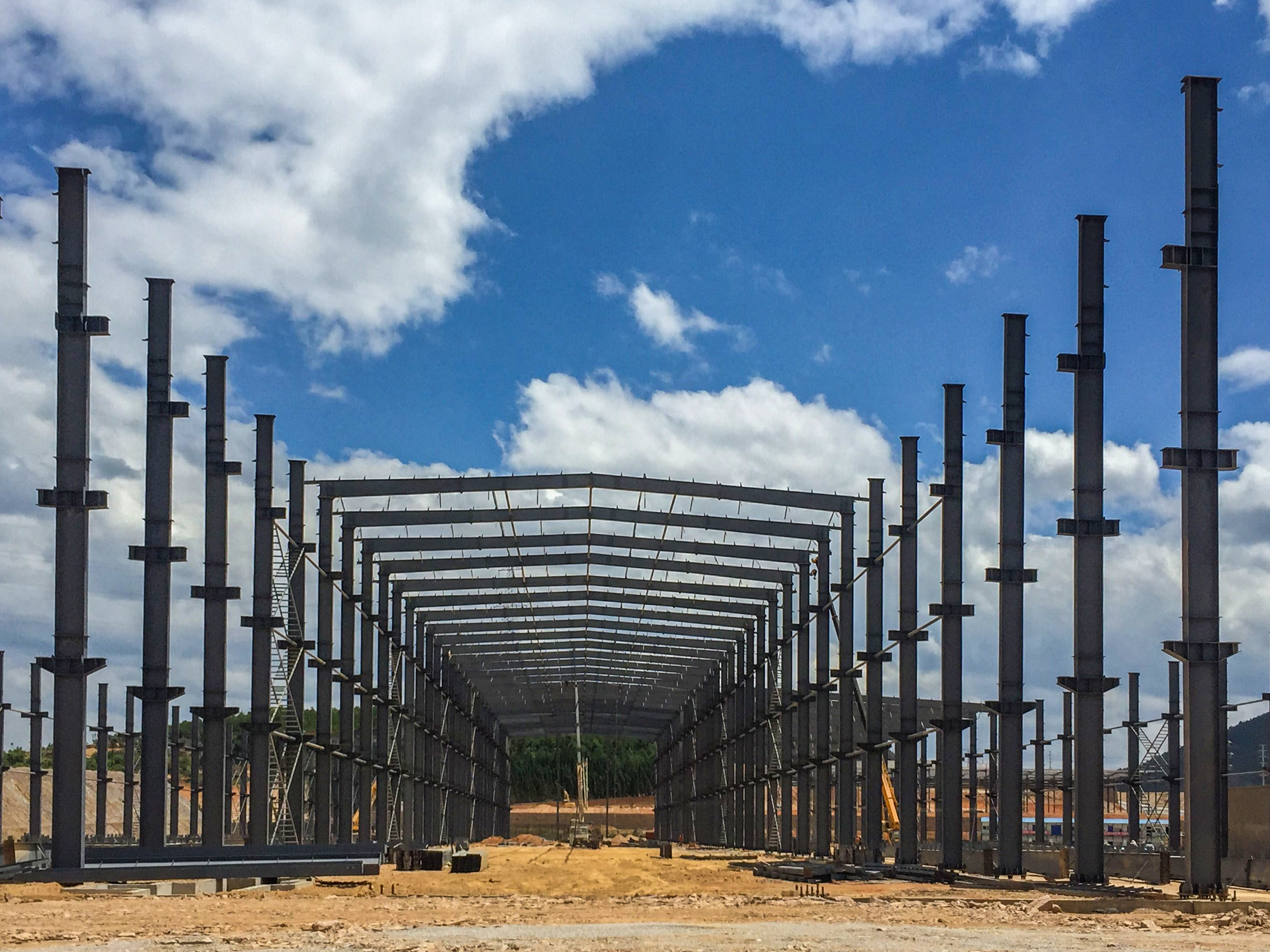 赤峰市專業(yè)鋼結(jié)構(gòu)廠房報價赤峰神洲彩板鋼構(gòu)供應(yīng)