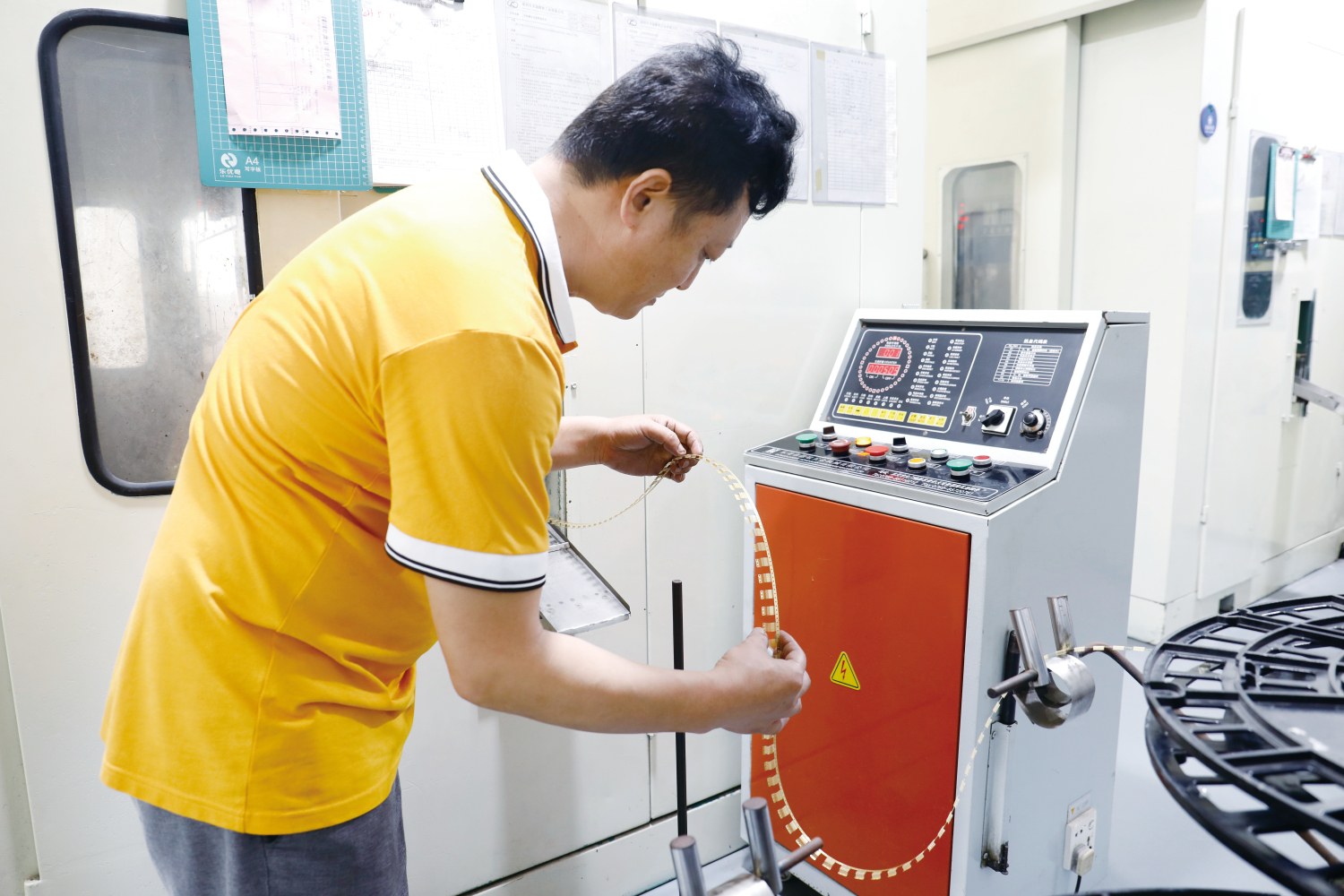 精密TF卡座連接器成主要，龍強(qiáng)精工助力智能設(shè)備升級(jí)