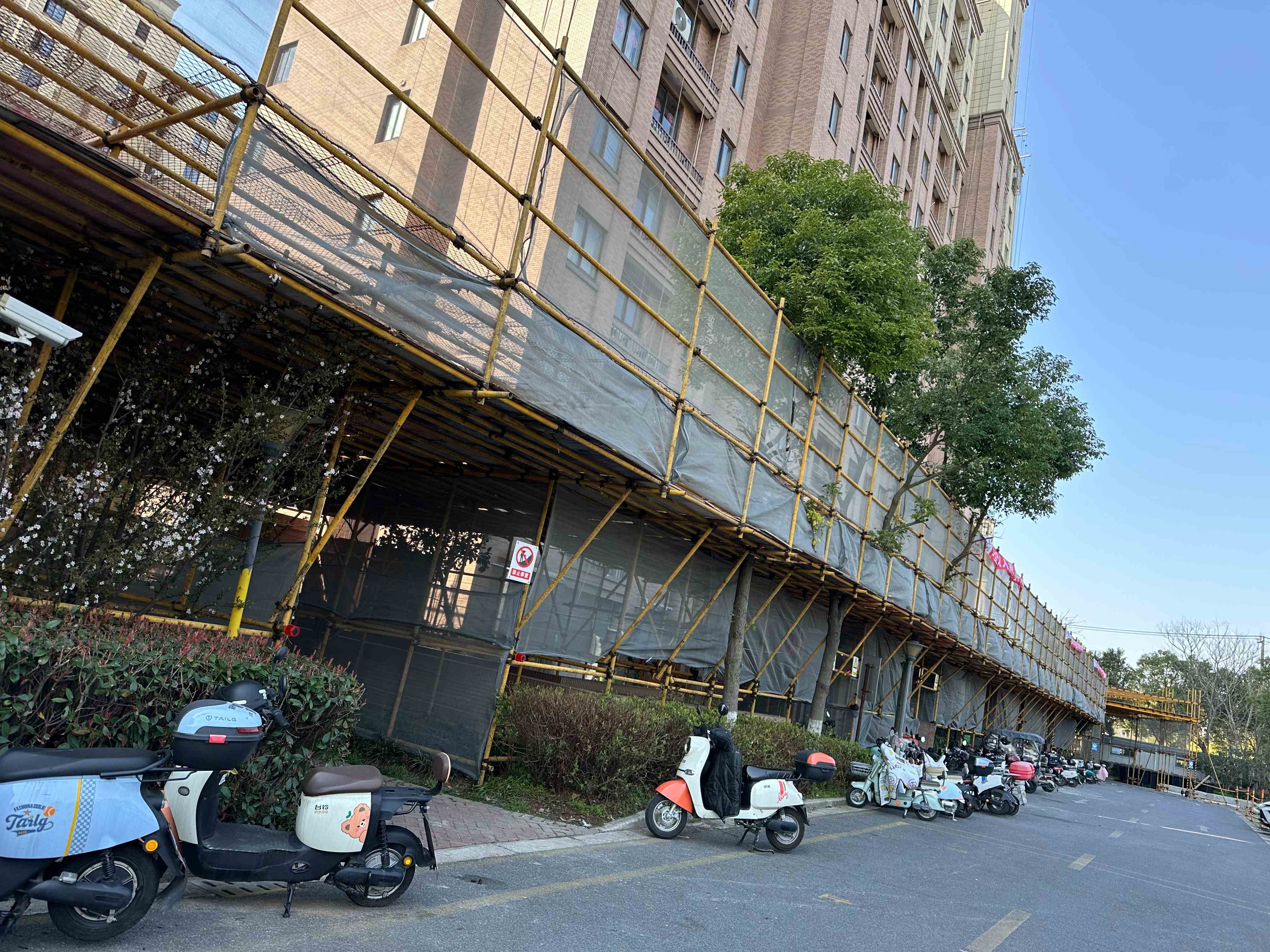 外墻修繕工程施工正酣，小區換新可期