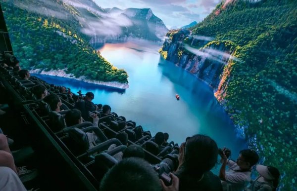 球幕轨道飞行影院投影_深圳千渡信息科技