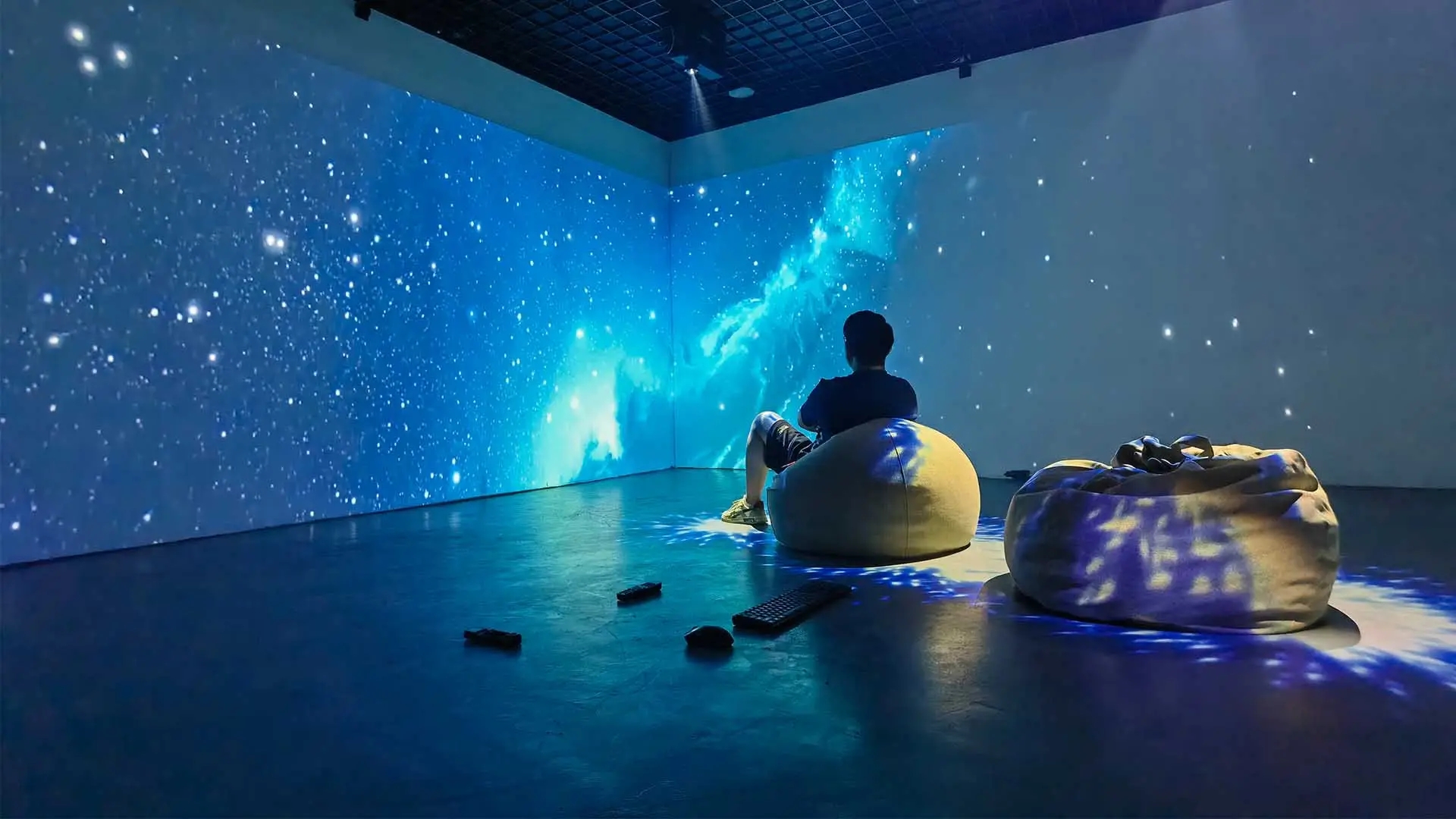 沉浸式展厅结合裸眼3D与全息投影:开启未来展览新纪元 沉浸式展厅结合裸眼3D与全息投影:开启未来展览新纪元