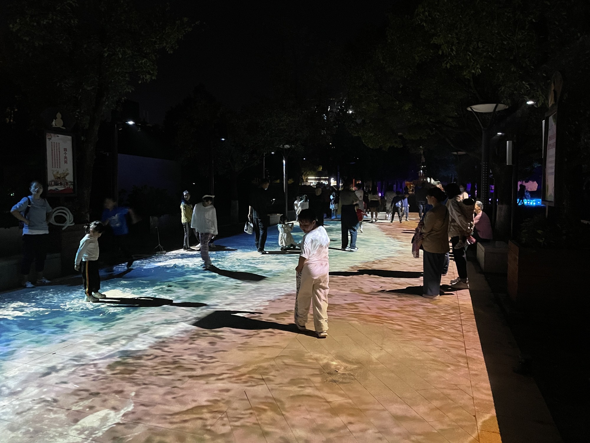 商业街户外地面互动投影的优势跟特点 商业街户外地面互动投影的优势跟特点