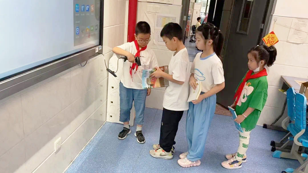 班级图书角 班级小馆员管理借书