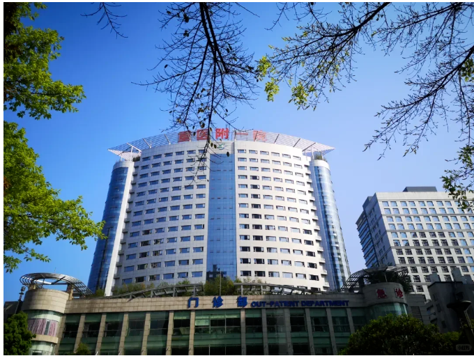 《58 套帶攝像機無影燈進駐重醫附一院！》