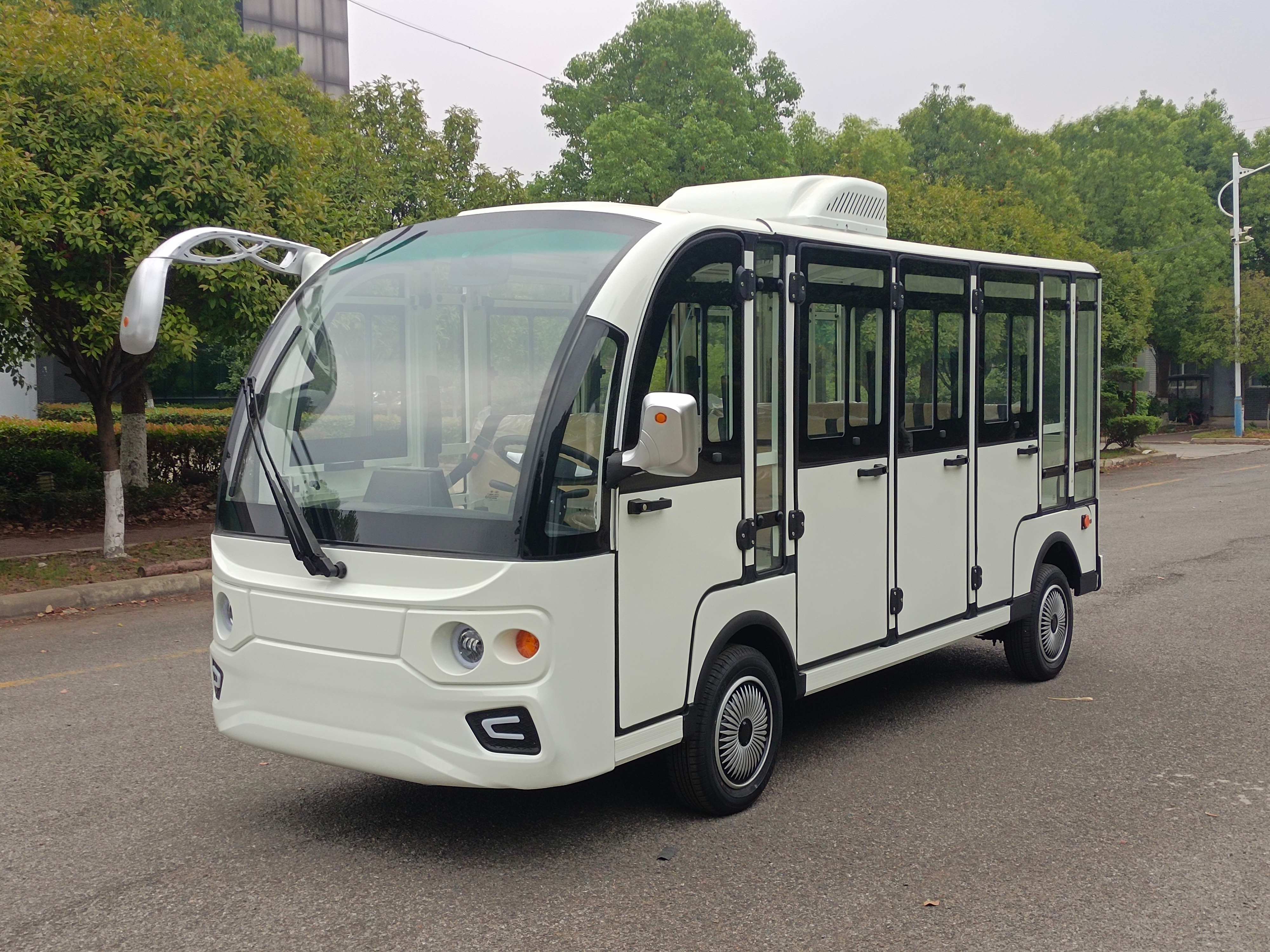 景區(qū)運(yùn)營(yíng)成本居高不下？這款觀(guān)光車(chē)靠‘零盲區(qū)+易維?！瘞湍闶∠麓蠊P開(kāi)支！