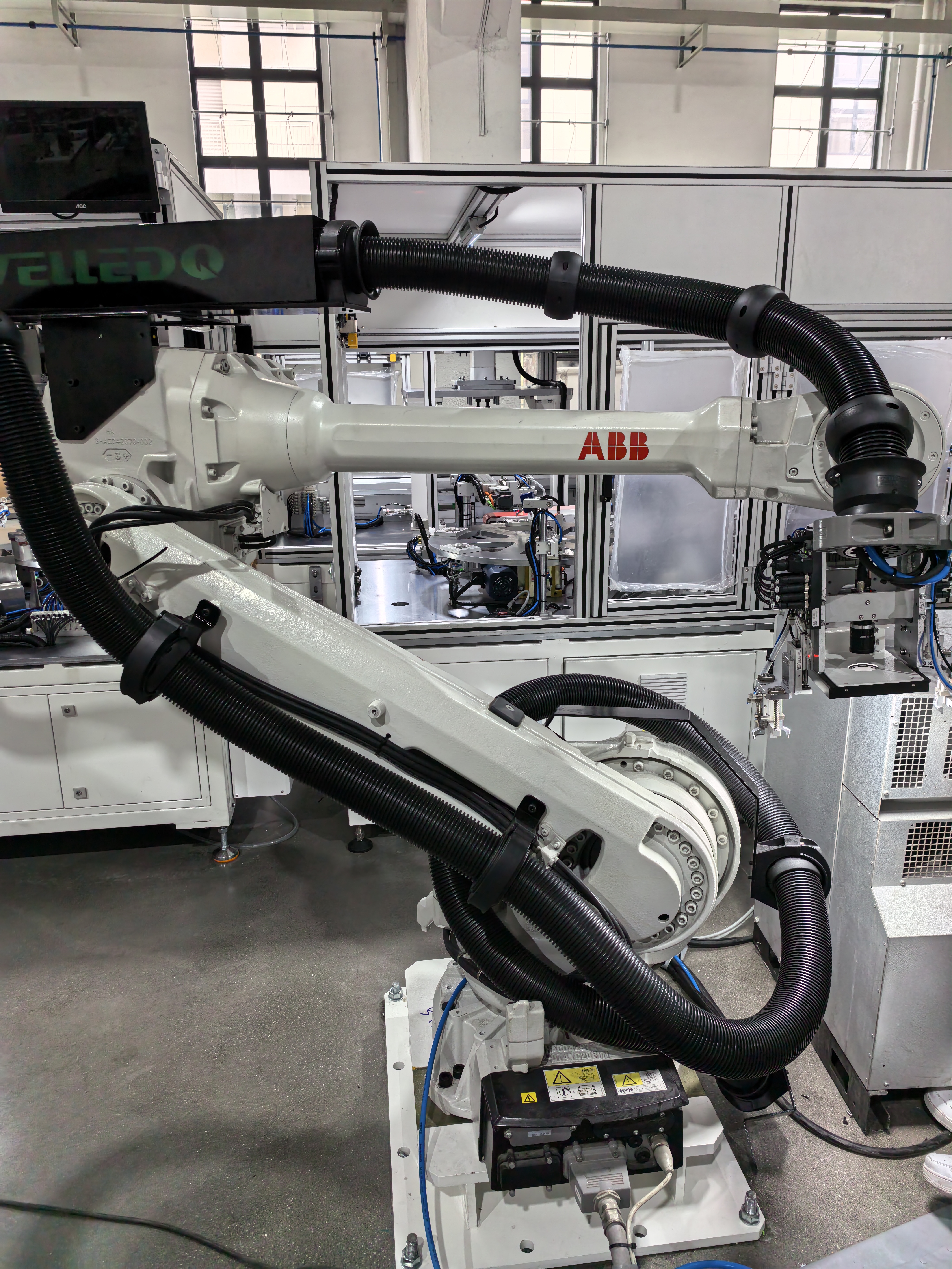 展杭科技全程技術支持某汽車發(fā)動機零部件智能組裝產線國外調試