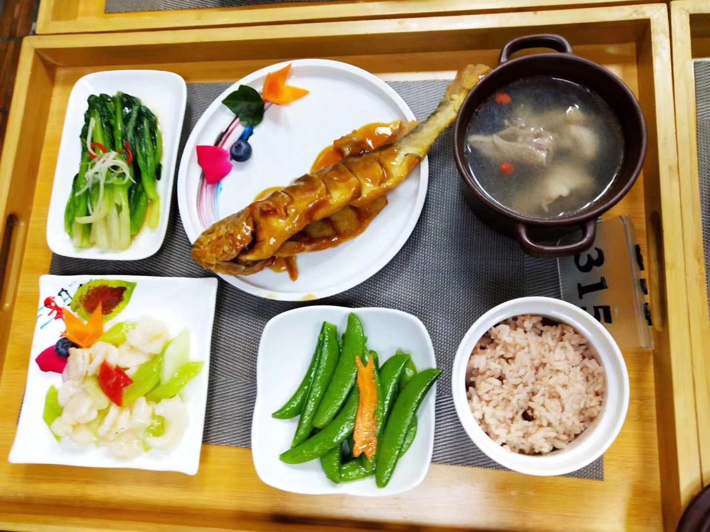 飯?zhí)猛泄芊?wù)