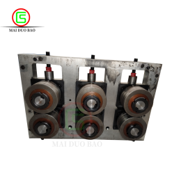 Three sets of roller traction Three sets of roller traction