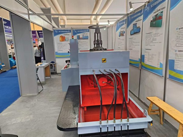 YFT-300平臥抱壓型PLC控制閥門試壓機，用于球閥、閘閥密封和殼體強度性能測試