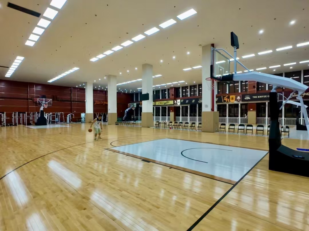 立美地板：納米級(jí)防滑涂層，精細(xì)摩擦系數(shù)保障急停安全