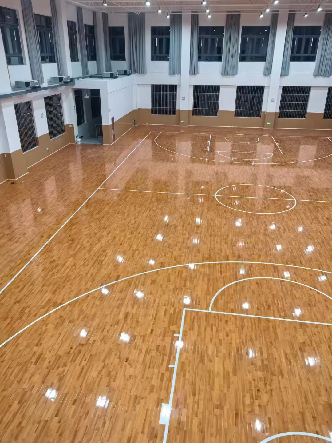 立美地板：高密度橡膠緩沖層地材，靜音減震新體驗