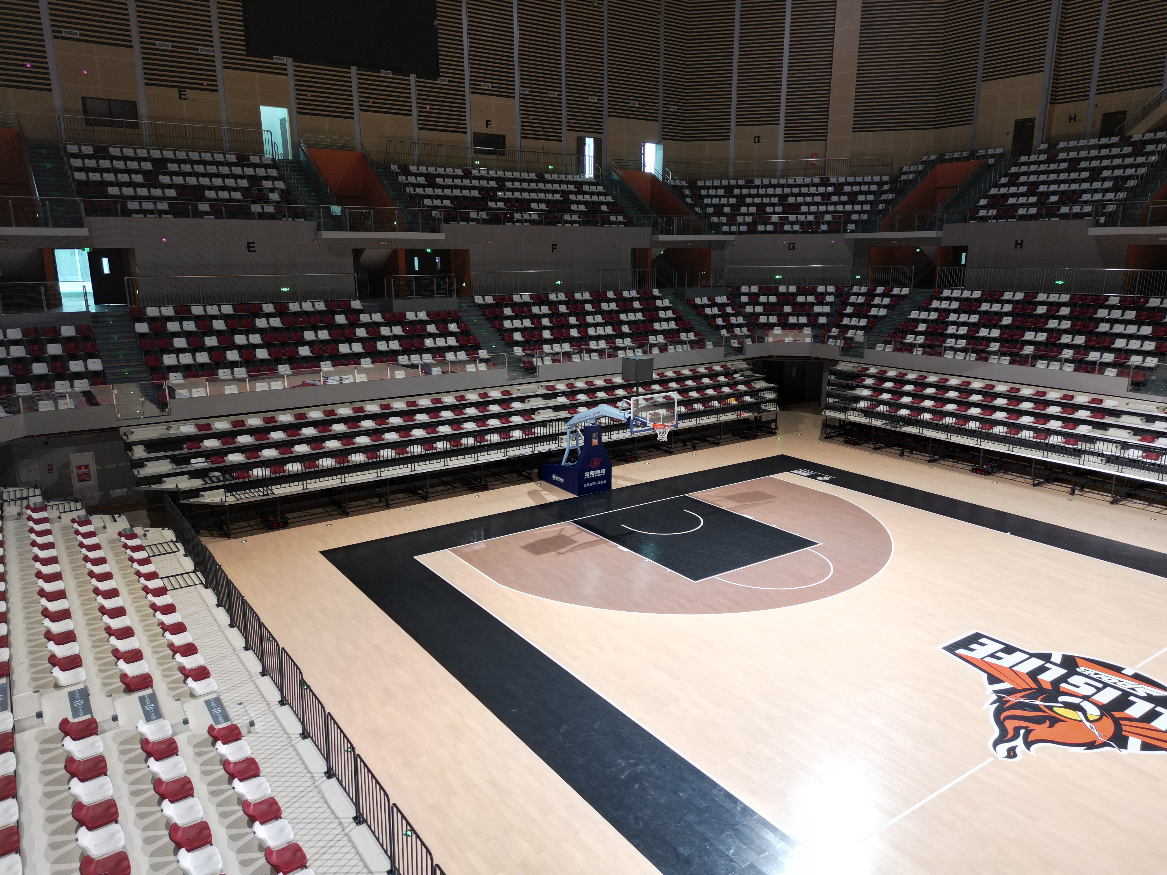 立美定制化運(yùn)動(dòng)木地板：異形拼接與色彩美學(xué)，打造特色場(chǎng)館新