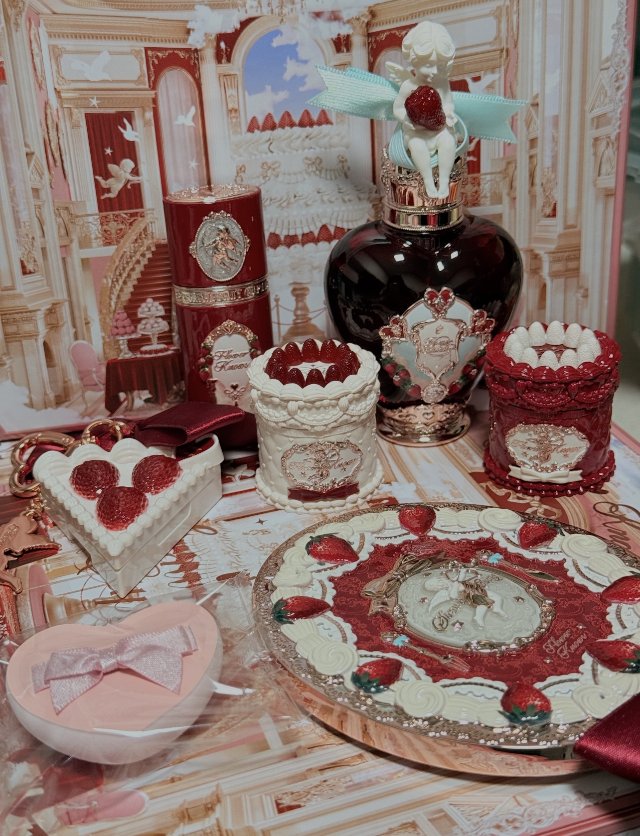 咬一口草莓丘比特，讓心動在臉頰綻放