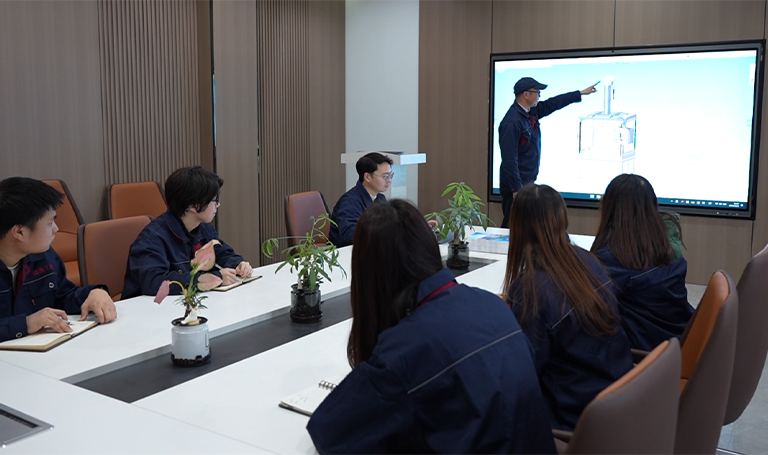 伺服电机上电就锁死？工程师揭秘：这个反直觉设计竟让检测精度提升300%！