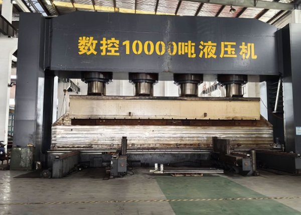 12000噸油壓機，加工寬度12.6米，液壓伺服控制，自動進料
