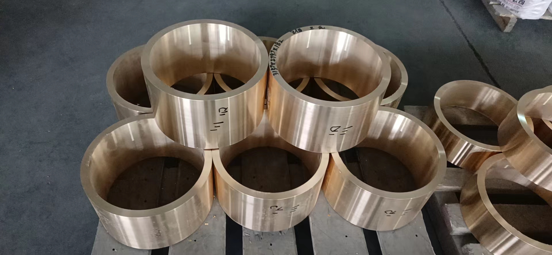 銅套表面不平整是原因什么造成的？