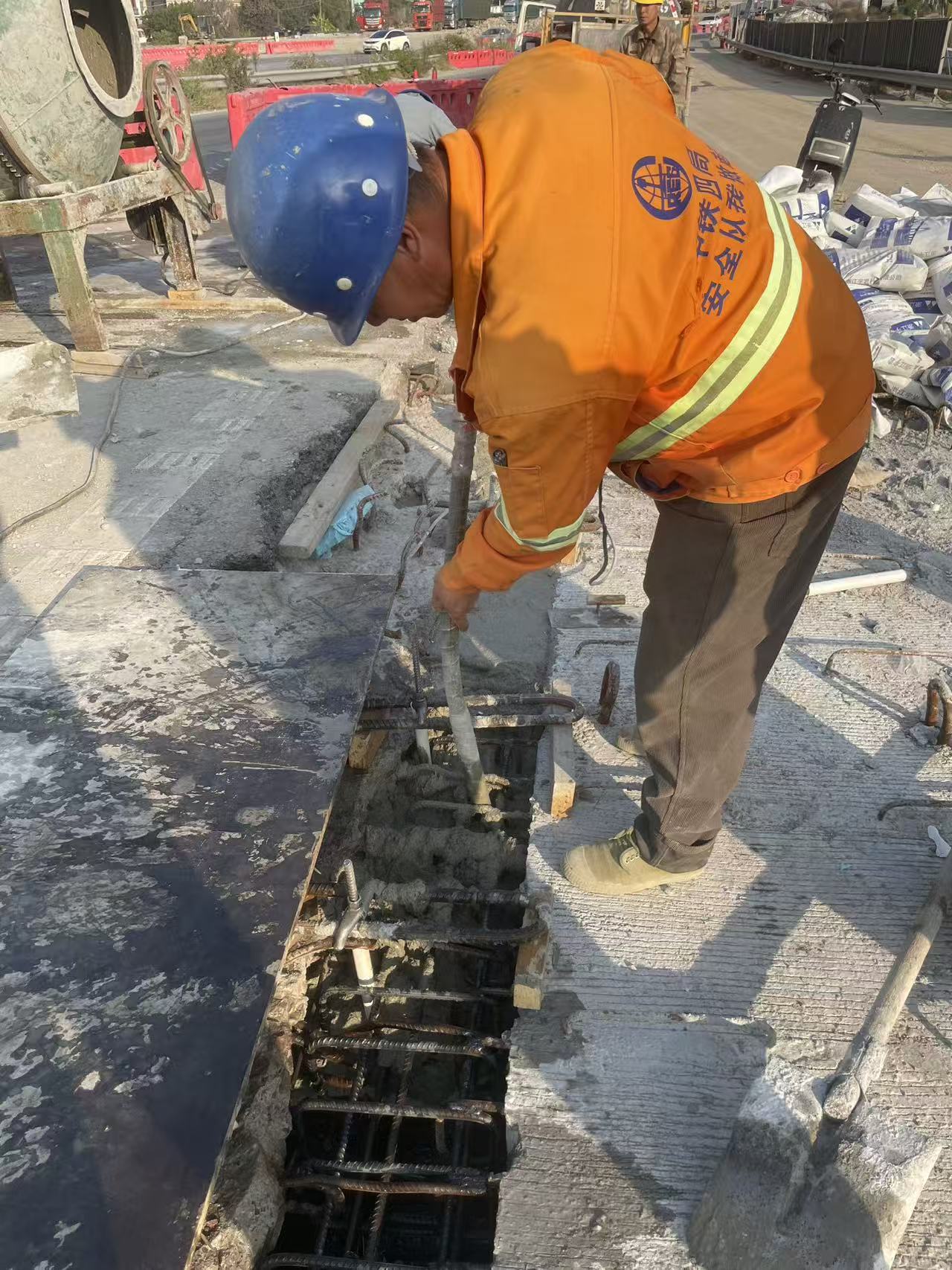 中鐵四局集團第一工程有限公司：濕接縫高韌性混凝土施工（正在施工中）