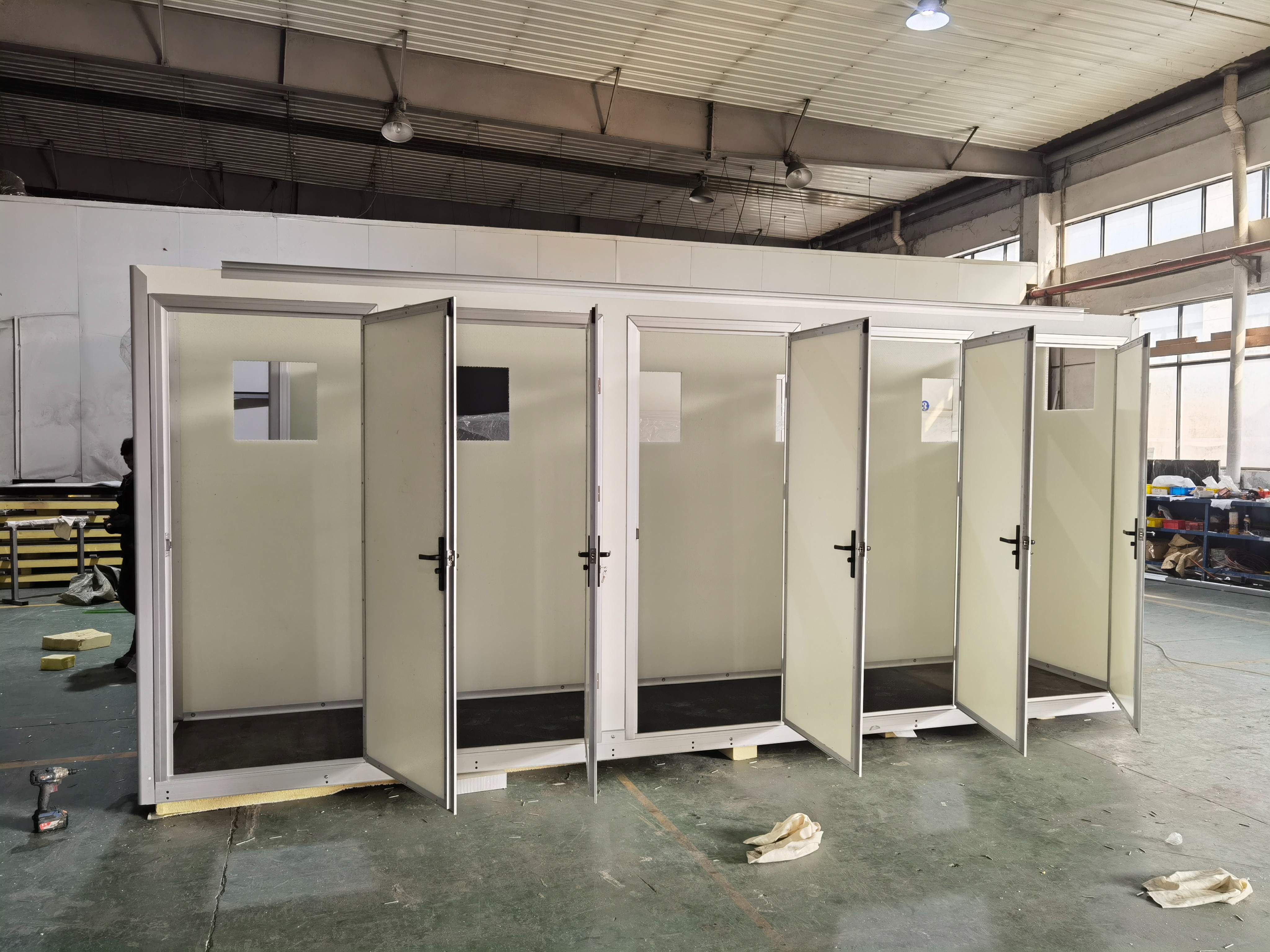 創新之光！PP蜂窩板打造全新戶外移動衛生間