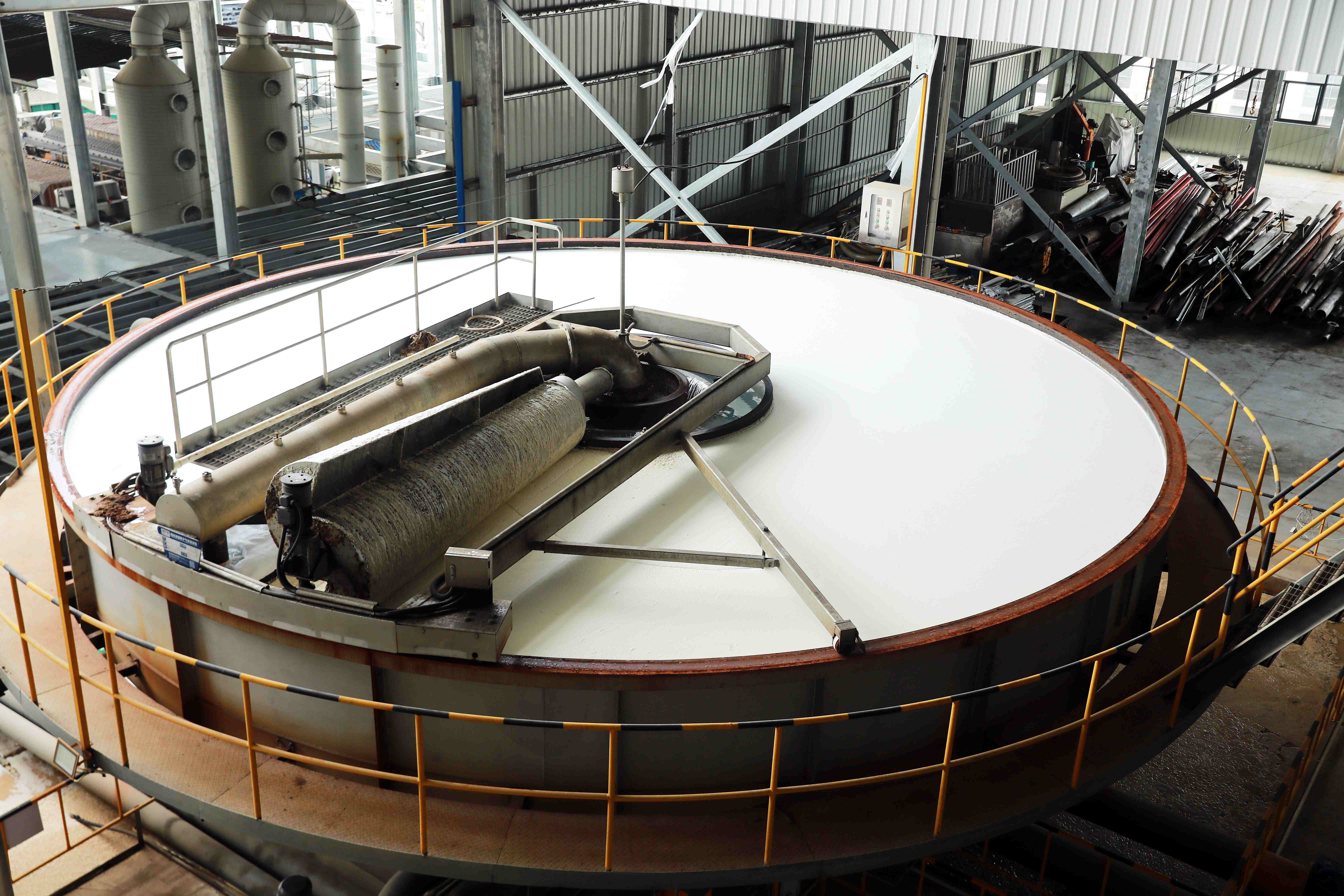 印染污水處理方案是一項(xiàng)專(zhuān)為印染行業(yè)設(shè)計(jì)的綜合性水處理解決方案，旨在去除印染過(guò)程中產(chǎn)生的廢水中的有害物質(zhì)，確保符合標(biāo)準(zhǔn)，保護(hù)水資源。