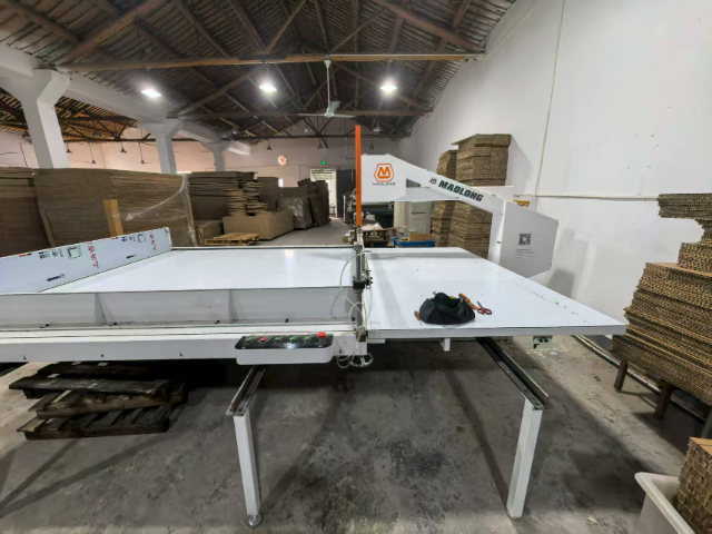 四輪鞋革切割機(jī)價(jià)格 東莞市貿(mào)隆機(jī)械制造供應(yīng);