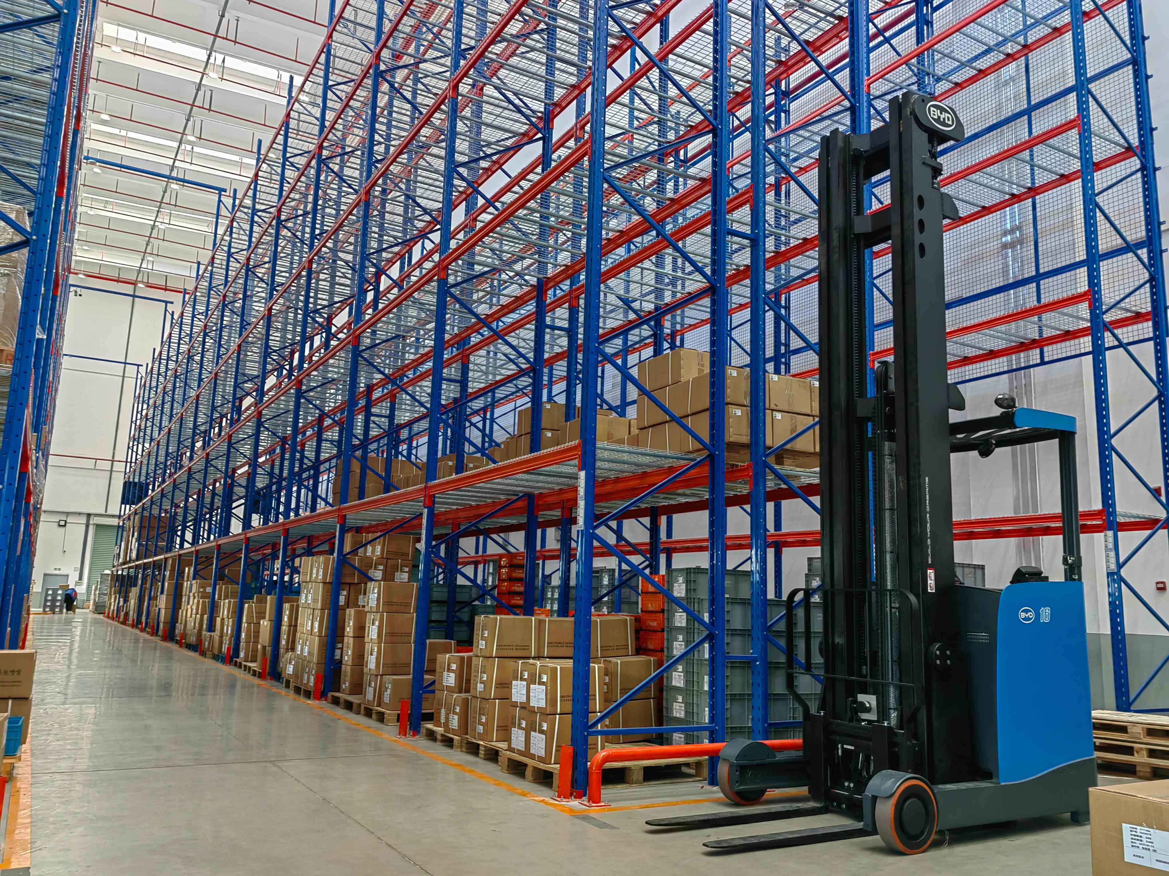 汽車零部件行業(yè)叉車貨架結(jié)合案例