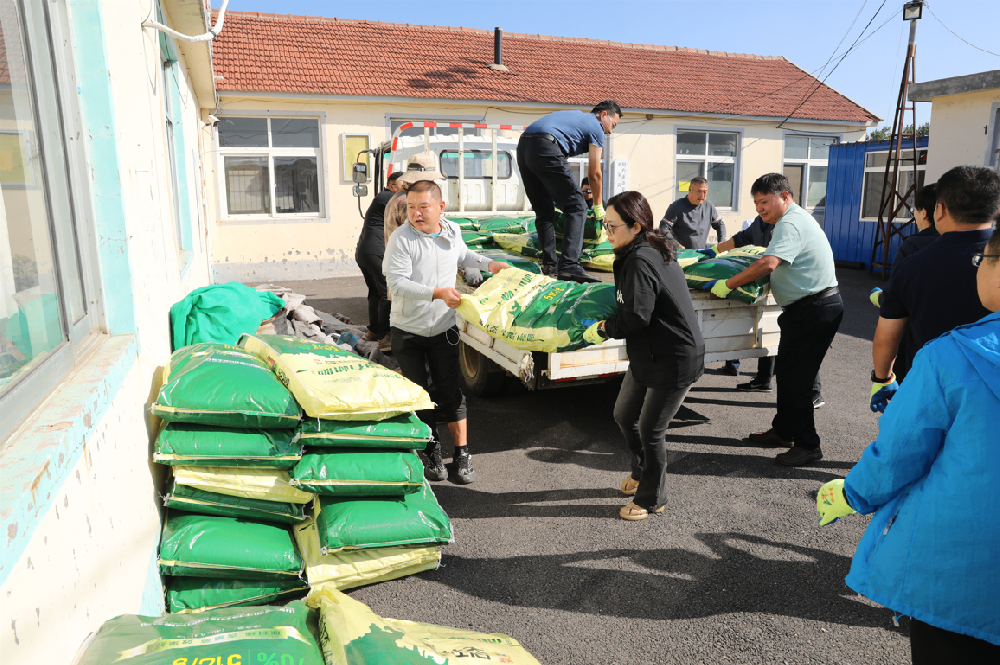 愛(ài)心助農(nóng)送肥料 振興鄉(xiāng)村惠民生