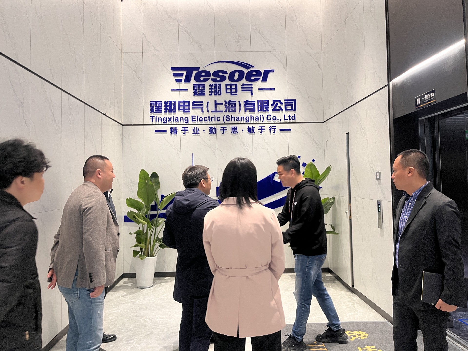 李雪書記領銜，探訪霆翔電氣創新之路