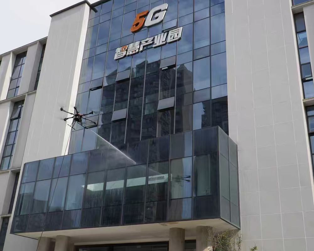 无人机助力5G 智慧产业园建筑清洁窗户案例