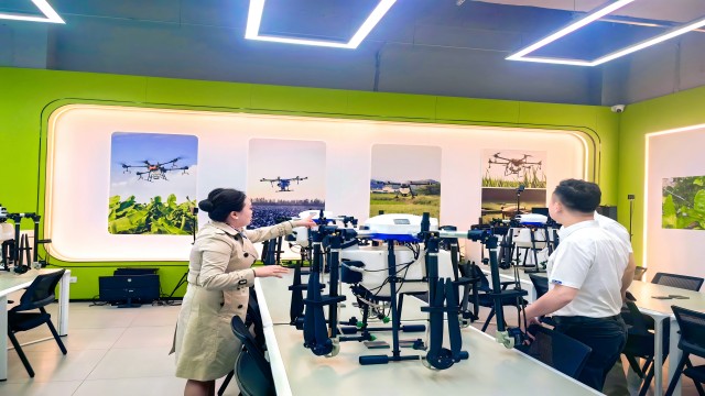 打藥無人機銷售設備供應商 創(chuàng)造輝煌 成都慶軍科技供應;