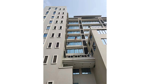 深圳福田區(qū)寫字樓外墻清洗工人價格 廣州誠創(chuàng)清潔供應(yīng)