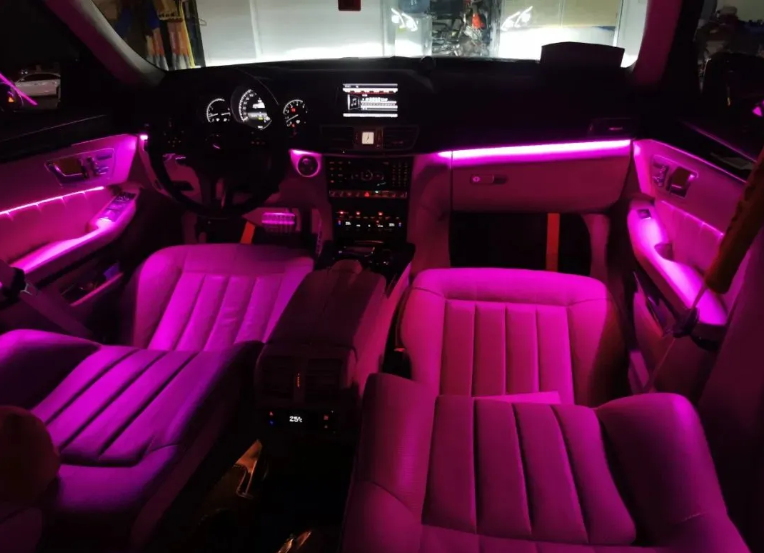 愛車氛圍燈顏色不一樣，正常嗎