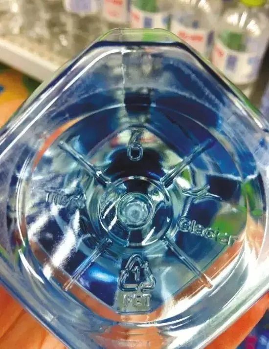 為什么大部分塑料水瓶底部都是花瓣?duì)睿? class=