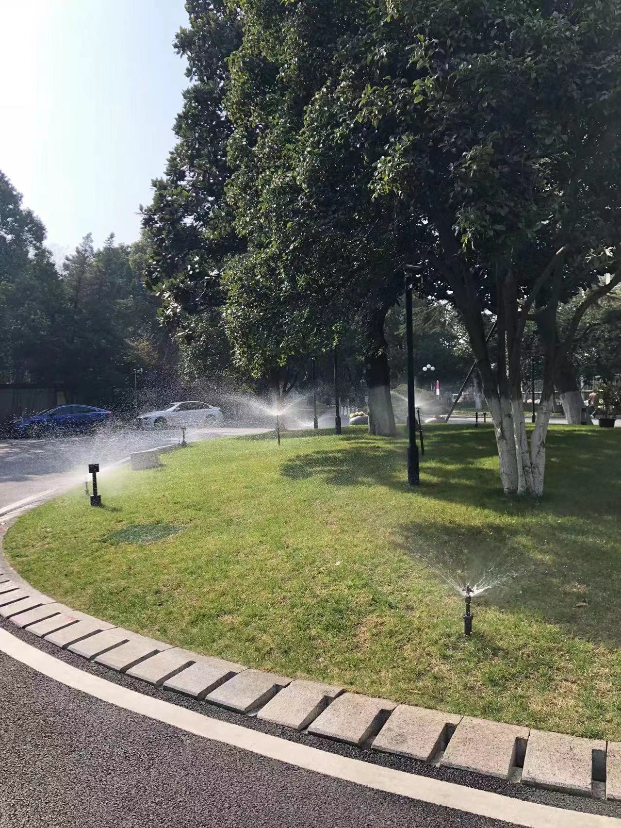 传统浇水 VS 智能灌溉：前者累到腰酸，后者躺着养出好园林