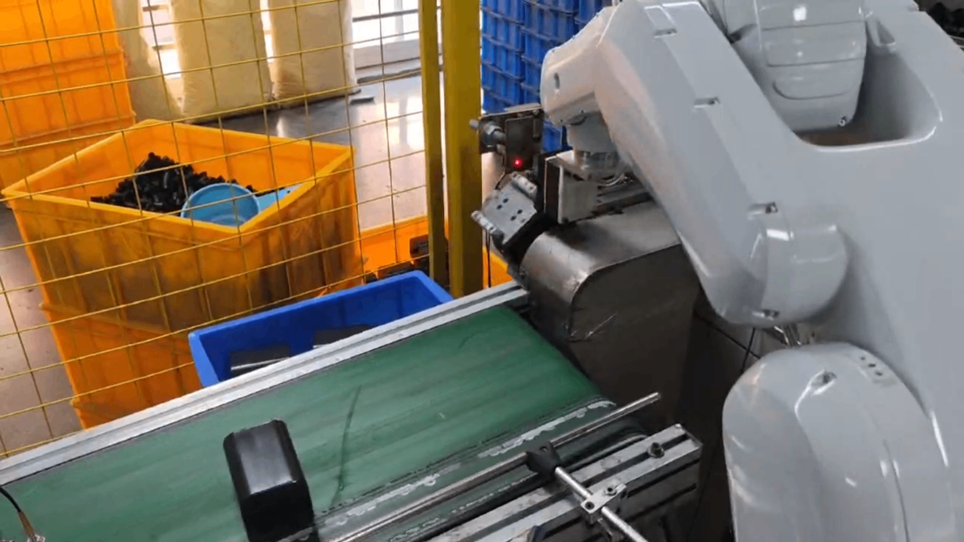 小六轴上下料，高效不停歇!