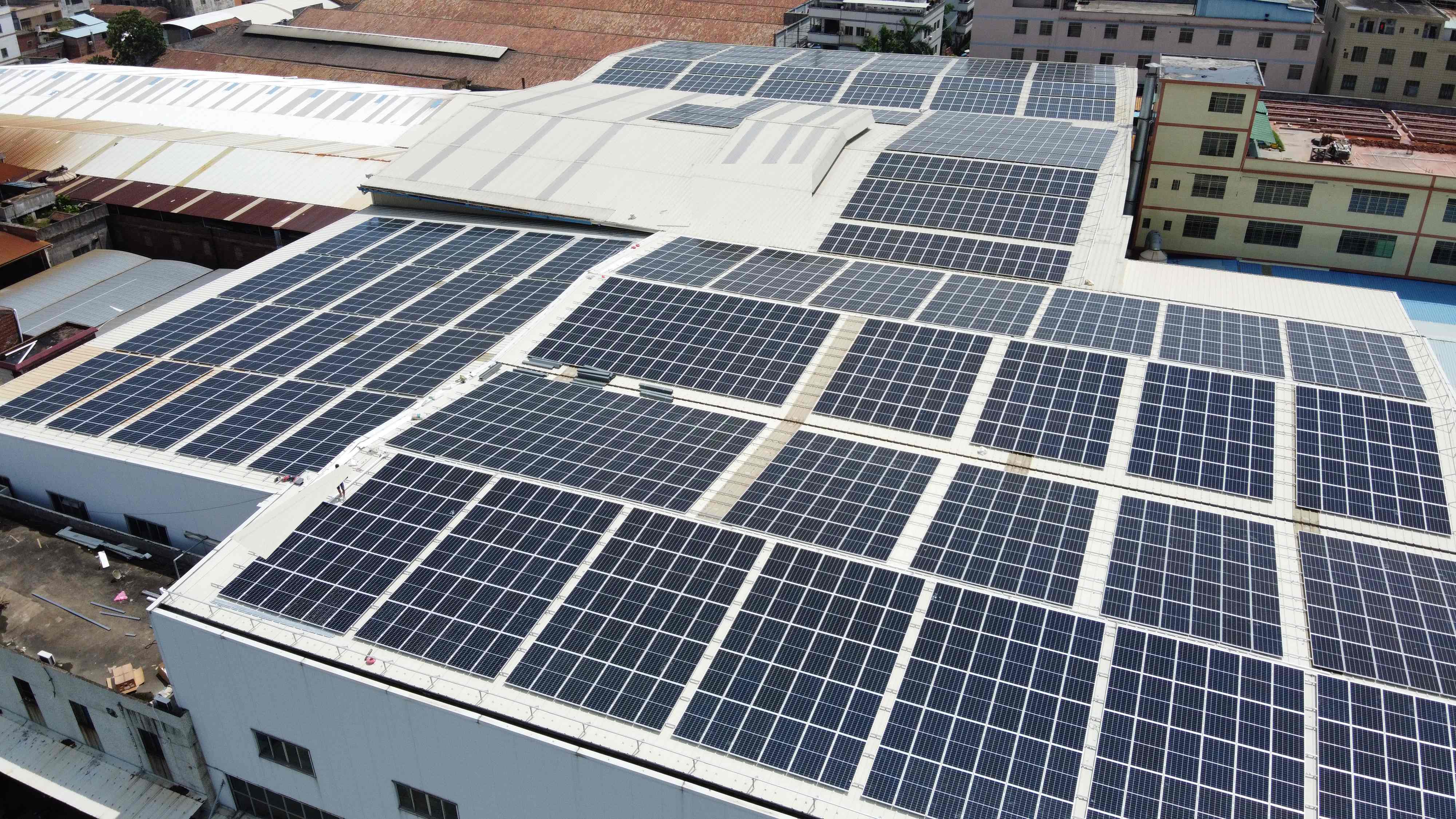 太陽能光伏發電賦能企業綠色轉型，偉普新能源提供全流程運維支持