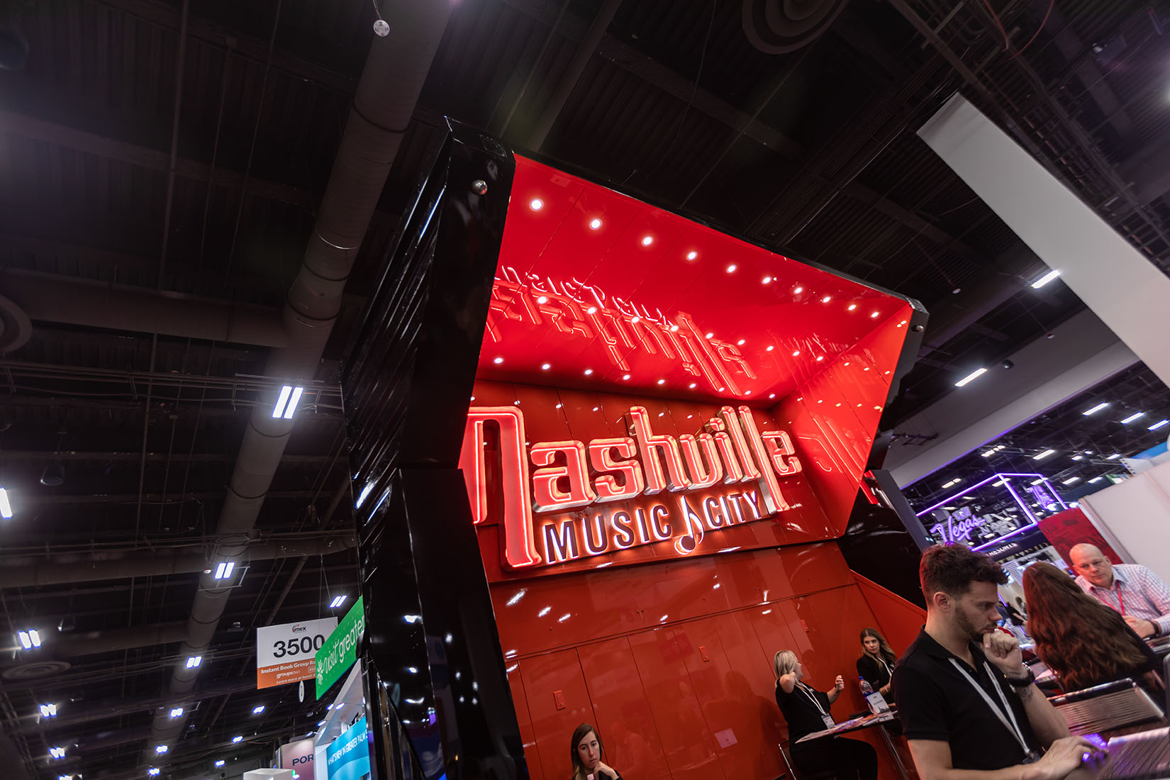 創(chuàng)意移動(dòng)集裝箱展廳，成為展會(huì)焦點(diǎn)